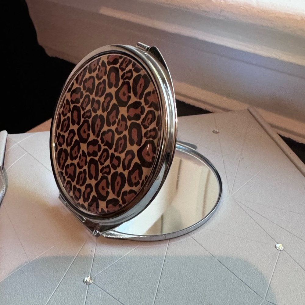 🐆✨ Vintage Animal Print Compact Mirror – Glamour To Go ✨🐆